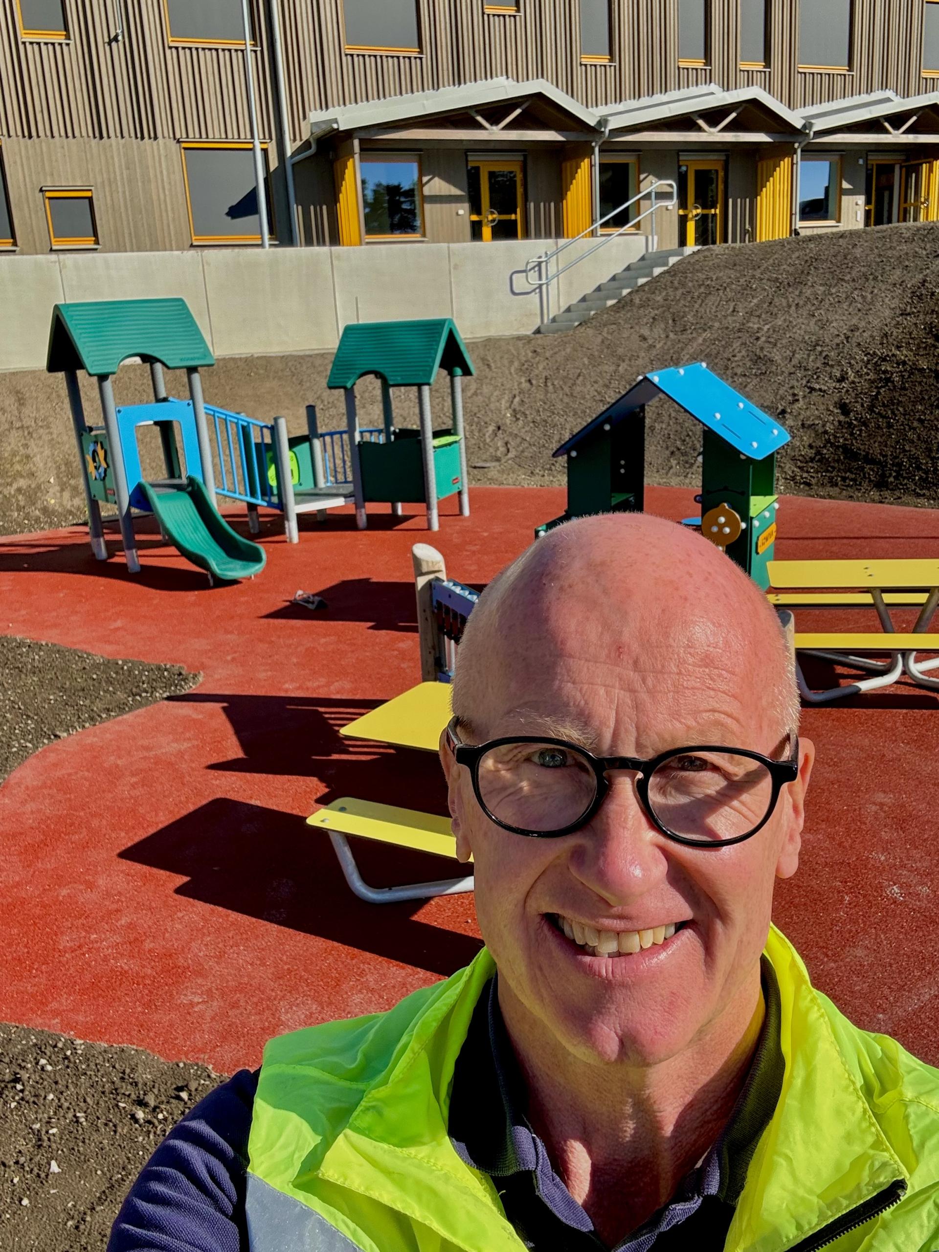 Robert Rubensson, certifierad besiktningsman, vid en lekplats